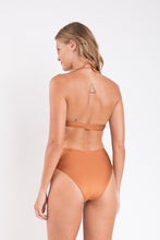 Carica l&#39;immagine nel visualizzatore di Gallery, Model Back: Rio De Sol Ensemble Set Nocciola Mila Hotpants
