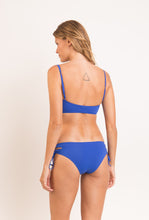 Carica l&#39;immagine nel visualizzatore di Gallery, Model Back: Rio De Sol Ensemble Set Oceano Bandeau-Reto Madrid
