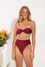 Carica l&#39;immagine nel visualizzatore di Gallery, Model Front: Rio De Sol Ensemble Set Shimmer-Divino Twist Belted-High-Waist
