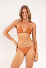 Carica l&#39;immagine nel visualizzatore di Gallery, Model Front: Rio De Sol Ensemble Set Shimmer-Nocciola Frufru
