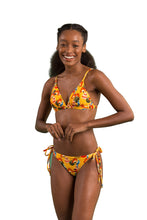 Carica l&#39;immagine nel visualizzatore di Gallery, Model Front: Rio De Sol Ensemble Set Stories Tri-Fixo Cheeky-Micro

