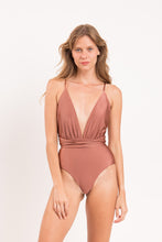 Carica l&#39;immagine nel visualizzatore di Gallery, Model Front: Rio De Sol Une Pièce Shimmer-Copper New Vegas

