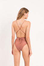 Carica l&#39;immagine nel visualizzatore di Gallery, Model Back: Rio De Sol Une Pièce Shimmer-Copper New Vegas
