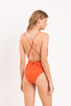 Carica l&#39;immagine nel visualizzatore di Gallery, Model Back: Rio De Sol Une Pièce Shimmer-Paprica New Vegas
