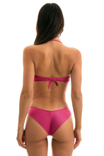 Carica l&#39;immagine nel visualizzatore di Gallery, Model Back: Rio De Sol Haut Top Cloque Lichia Bandeau
