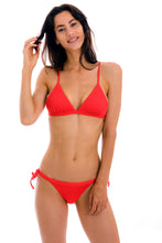 Carica l&#39;immagine nel visualizzatore di Gallery, Model Front: Rio De Sol Haut Top Cotele-Tomate Tri-Fixo
