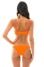 Carica l&#39;immagine nel visualizzatore di Gallery, Model Back: Rio De Sol Haut Top Duo Orange
