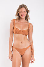 Carica l&#39;immagine nel visualizzatore di Gallery, Model Front: Rio De Sol Haut Top Nocciola Amelia
