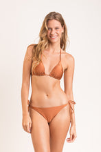 Carica l&#39;immagine nel visualizzatore di Gallery, Model Front: Rio De Sol Haut Top Nocciola Tri-Inv
