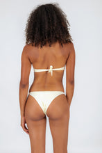 Carica l&#39;immagine nel visualizzatore di Gallery, Model Back: Rio De Sol Haut Top Off-White Twist
