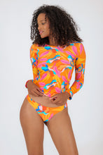 Carica l&#39;immagine nel visualizzatore di Gallery, Model Front: Rio De Sol Haut Top Orange-Bloom Rash-Guard
