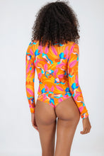 Carica l&#39;immagine nel visualizzatore di Gallery, Model Back: Rio De Sol Haut Top Orange-Bloom Rash-Guard
