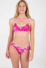 Carica l&#39;immagine nel visualizzatore di Gallery, Model Front: Rio De Sol Haut Top Pink-Palms Bralette
