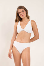 Carica l&#39;immagine nel visualizzatore di Gallery, Model Front: Rio De Sol Haut Top Sand-White Chantal
