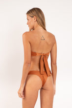 Carica l&#39;immagine nel visualizzatore di Gallery, Model Back: Rio De Sol Haut Top Shimmer-Nocciola Mavi
