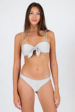 Carica l&#39;immagine nel visualizzatore di Gallery, Model Front: Rio De Sol Haut Top Shimmer-White Bandeau-Knot
