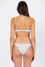 Carica l&#39;immagine nel visualizzatore di Gallery, Model Back: Rio De Sol Haut Top Shimmer-White Bandeau-Knot
