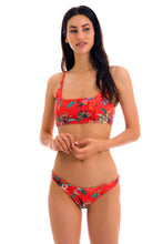 Carica l&#39;immagine nel visualizzatore di Gallery, Model Front: Rio De Sol Haut Top Wildflowers Bra-Sport
