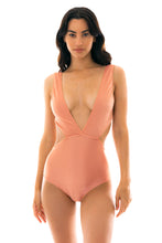 Carica l&#39;immagine nel visualizzatore di Gallery, Model Front: Rio De Sol Une Pièce Trikini Ouro Rosa
