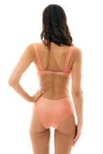 Carica l&#39;immagine nel visualizzatore di Gallery, Model Back: Rio De Sol Une Pièce Trikini Ouro Rosa
