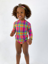 Carica l&#39;immagine nel visualizzatore di Gallery, Model Front: Rio De Sol T-Shirt Tulip-Garden Rash-Guard Kids
