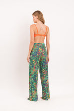 Carica l&#39;immagine nel visualizzatore di Gallery, Model Back: Rio De Sol Pantalon De Plage Wilds Wide Pants
