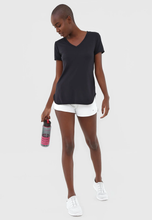 Carica l&#39;immagine nel visualizzatore di Gallery, T-Shirt Skin Fit Alongada Gola V Preto

