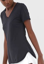 Carica l&#39;immagine nel visualizzatore di Gallery, T-Shirt Skin Fit Alongada Gola V Preto
