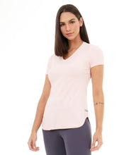 Carica l&#39;immagine nel visualizzatore di Gallery, T-Shirt Skin Fit Alongada Gola V Rosa Respire
