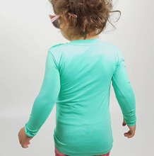 Carica l&#39;immagine nel visualizzatore di Gallery, Model Back: Uv Line T-Shirt Camiseta Baby Nina Verde Claro Upf50+
