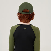 Carica l&#39;immagine nel visualizzatore di Gallery, Model Back: Uv Line Casquette Cap Teen Colors Verde Militar Upf50+
