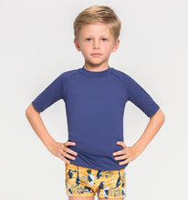 Carica l&#39;immagine nel visualizzatore di Gallery, Model Front: Uv Line T-Shirt Kids Fpu50+ Uvpro Short Sleeve T-Shirt Navy Blue Uv
