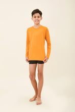 Carica l&#39;immagine nel visualizzatore di Gallery, Model Front: Uv Line T-Shirt Kids Longsleeve Uvpro Laranja

