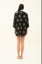 Carica l&#39;immagine nel visualizzatore di Gallery, Model Back: Uv Line Vêtement De Plage Kimono Shine-Preto Upf50+
