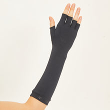Carica l&#39;immagine nel visualizzatore di Gallery, Model Back: Uv Line Gants Long Gloves Fpu50+ Black Uv
