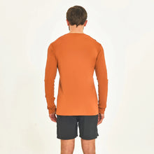 Carica l&#39;immagine nel visualizzatore di Gallery, Model Back: Uv Line T-Shirt Pour Homme Longsleeve Sport Fit Caramelo
