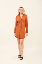 Carica l&#39;immagine nel visualizzatore di Gallery, Model Front: Uv Line Vêtement De Plage Shirtdress Copenhagen Caramelo Upf50+
