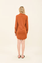 Carica l&#39;immagine nel visualizzatore di Gallery, Model Back: Uv Line Vêtement De Plage Shirtdress Copenhagen Caramelo Upf50+
