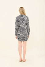 Carica l&#39;immagine nel visualizzatore di Gallery, Model Back: Uv Line Chemise Shirtdress Dalia Marinho Upf50+
