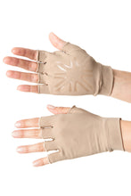 Carica l&#39;immagine nel visualizzatore di Gallery, Model Front: Uv Line Gants Short Glove Chocolate Upf50+
