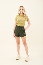 Carica l&#39;immagine nel visualizzatore di Gallery, Model Front: Uv Line Fitness Bas Short Race Verde Militar Upf50+
