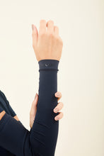 Carica l&#39;immagine nel visualizzatore di Gallery, Model Front: Uv Line Gants Sun-Protection Sleeve Navy Upf50+
