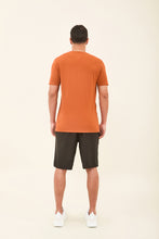 Carica l&#39;immagine nel visualizzatore di Gallery, Model Back: Uv Line T-Shirt Pour Homme T-Shirt Sport Fit Caramelo Upf50+

