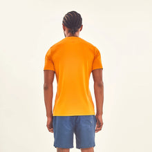 Carica l&#39;immagine nel visualizzatore di Gallery, Model Back: Uv Line T-Shirt Pour Homme T-Shirt Sport Fit Orange Upf50+
