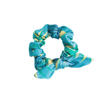 Carica l&#39;immagine nel visualizzatore di Gallery, Flower Geometric Scrunchie
