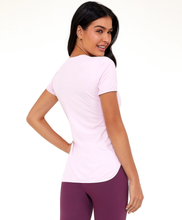 Carica l&#39;immagine nel visualizzatore di Gallery, T-Shirt Skin Fit Alongada Gola V Rosa Soft
