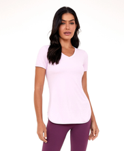 Carica l&#39;immagine nel visualizzatore di Gallery, T-Shirt Skin Fit Alongada Gola V Rosa Soft
