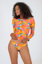 Carica l&#39;immagine nel visualizzatore di Gallery, Top Orange-Bloom Rash-Guard
